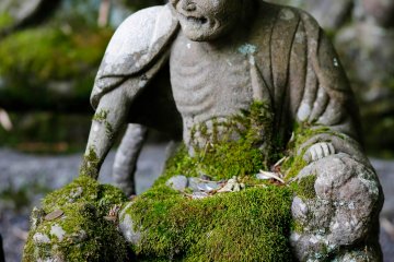 <p>La seule statue de Kannon accompagn&eacute;e d'un animal</p>