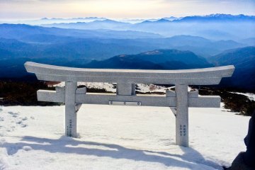<p>Snow covered 'torii' on ascent to 'Hachi-go-me'</p>