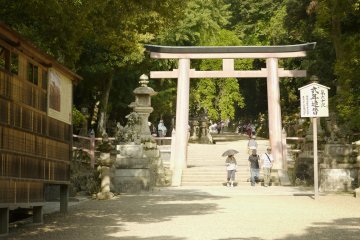 <p>L'imposante entr&eacute;e vers le sanctuaire</p>