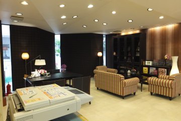<p>ห้องล็อบบี้ พร้อมเสียงเพลงสไตล์คลาสสิกคอยขับกล่อม</p>
