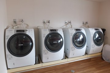 <p>ห้องซักล้างพร้อมเครื่องซักผ้าหยอดเหรียญ</p>
