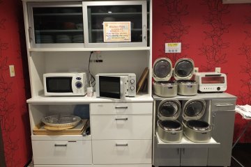 <p>มีไมโครเวฟและหม้อหุงข้าวให้ใช้งานกันได้ฟรีๆ</p>