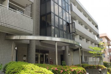 <p>ด้านนอกของอาคาร</p>