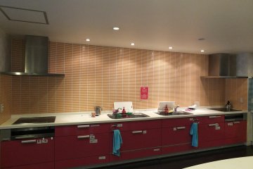 <p>ห้องครัว พร้อมอุปกรณ์ทำครัวอย่างครบครัน</p>