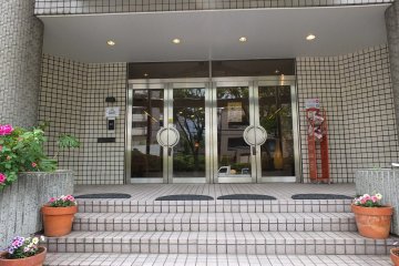<p>ประตูทางเข้า หากจะเข้าต้องใส่รหัส จึงมั่นใจได้ในความปลอดภัย</p>