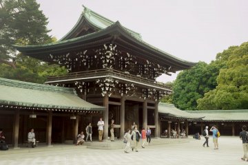 <p>Another impressive wooden gate.</p>