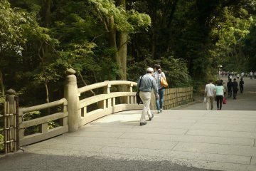 <p>There are many visitors in the week-end.</p>