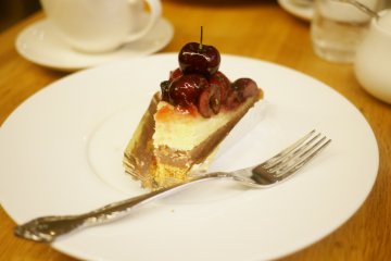 <p>Layers of the delicious cherry pie.</p>