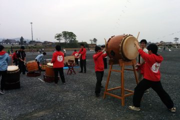 <p>The taiko group from Tokyo raised everyone's spirits, and maybe even the kites!</p>
