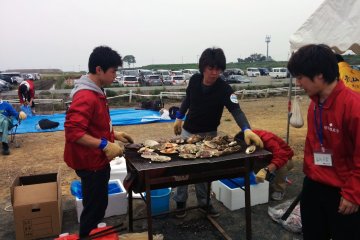 <p>There were no food stalls but grilled oysters were given out for free to those that waited in a long line</p>