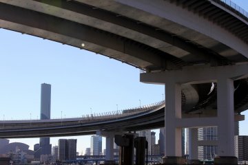 <p>The bridge makes a huge turn on the mainland side. You cannot walk this part, but you can ride it on the train!&nbsp;</p>