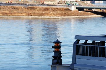 <p>This is a small lantern designed in an older style which is so different from the overall look of the bridge.&nbsp;</p>