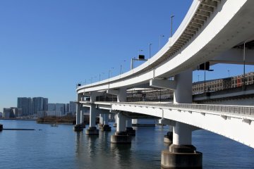 <p>One last look at the curves of the bridge and the Odaiba beach shore on the left side of the photo.&nbsp;</p>
