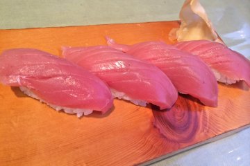 <p>Can't get enough of the tuna! 210yen each.</p>