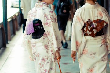 <p>Kimono dan belanja</p>