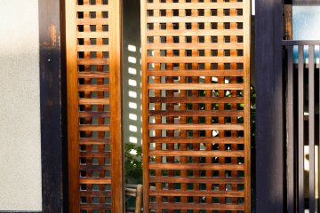 <p>Pintu tradisional dari kayu</p>