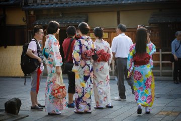 <p>Gambar dengan wanita memakai kimono sangat populer</p>