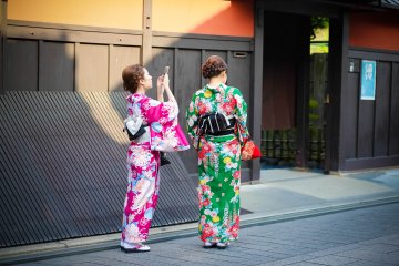 <p>Menyukai kimono berwarna-warni? Anda akan menumukan toko penyewaan kimono di Gion dengan harga terjangkau, juga jangan lupa mengunjungi studio foto untuk mengambil beberapa gambar cantik sebagai kenang-kenangan.</p>
