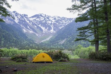 Camping en face de la chaîne de montagnes Hotaka