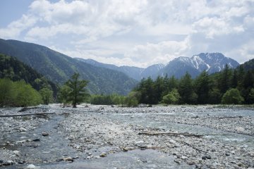 Une autre vue fantastique de Kamikōchi par delà la rivière
