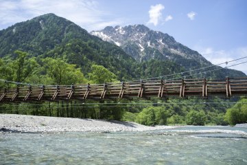 Une vue de montagne depuis le pont de Myojin