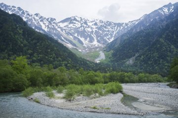 Un plan rapproché sur la chaîne de montagnes Hotake
