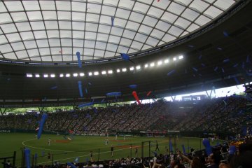 <p>Lions' faithful launching balloons towards the Seibu Dome roof</p>