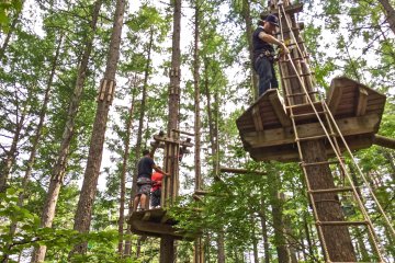 Each obstacle is limited to a maximum of three persons.