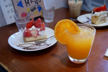 <p>Fresh orange juice and cake</p>
