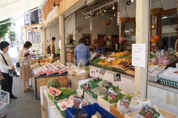 <p>Fruits innocently hide the cafe</p>