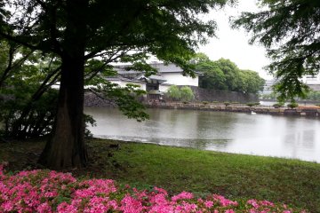 <p>มองไปยังทางเข้าสวน Imperial Palace East Garden</p>