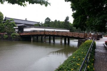 <p>สะพานที่อยู่ทางตะวันออกเฉียงเหนือของเส้นทางวิ่งรอบพระราชวังอิมพีเรียล</p>