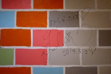 Grafiti yang ditulis oleh pengunjung