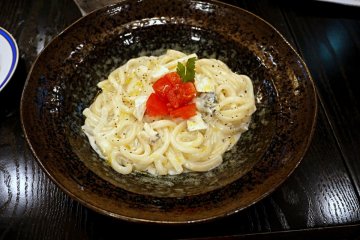 Pesanan saya adalah udon dengan saus keju, sangat lezat