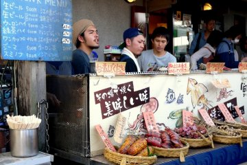 <p>Restaurants and food stalls selling delicious seafood abounded</p>