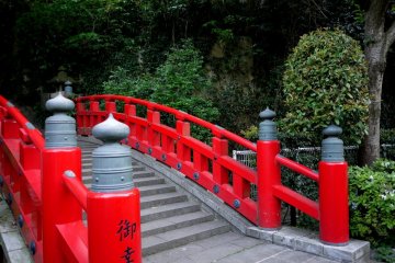 <p>Arched red bridge</p>