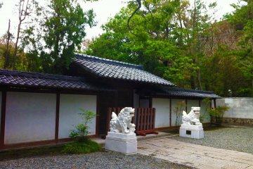 The two guardians protect what seems to be an entrance (but it's actually not one)