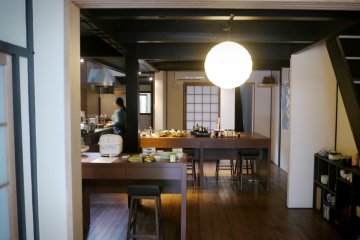 <p>L'entr&eacute;e vers la cuisine</p>