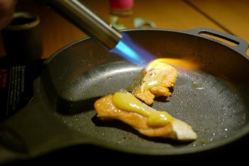 <p>Apr&egrave;s avoir pr&eacute;par&eacute; le saumon, on br&ucirc;le la sauce miso</p>