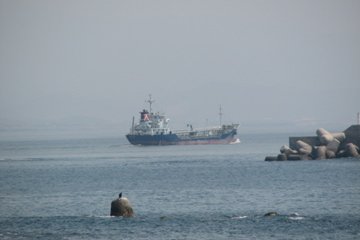 ship coming in