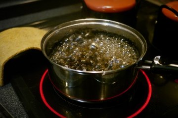 <p>First, let's boil some green tea to add flavor to the rice porridge.</p>