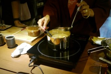 <p>In the meantime, the other group prepares some&nbsp;miso soup.</p>