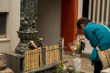 <p>Giving prayers at the bottom of the temple</p>