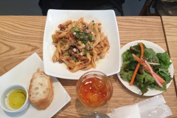 <p>Lunch set: Salad, break, pork pasta with iced tea.</p>