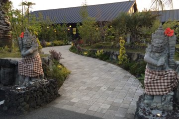 <p>Two Hindu statues welcome you at the entrance.</p>