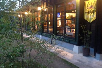<p>You can enjoy a&nbsp;cold beer or have a meal here&nbsp;after bathing.</p>