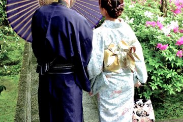 <p>The friendly couple in kimono</p>