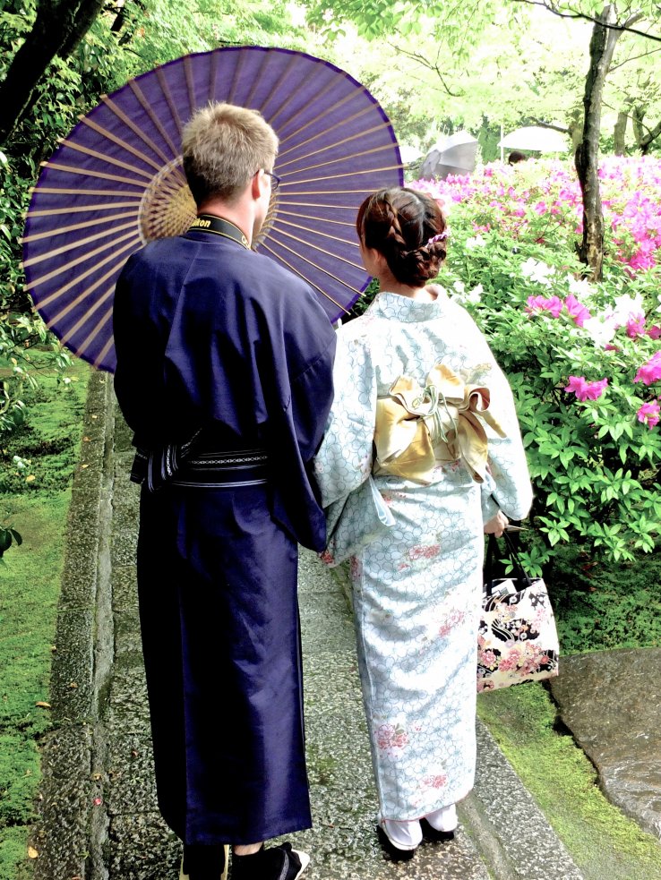 <p>The friendly couple in kimono</p>