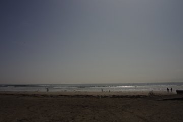 <p>Komyo-ji is quite near Zaimoku-za Beach. A lot of surfers enjoy the waves throughout the year. The sunset from here is incredibly beautiful, when you can see Mt. Fuji and Enoshima Island silhouetted against the evening sky.</p>