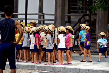 <p>Kids learning Buddhist&nbsp;customs</p>